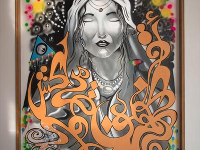 Camera d'hotel moderna con letto grande, area salotto e bagno aperto.