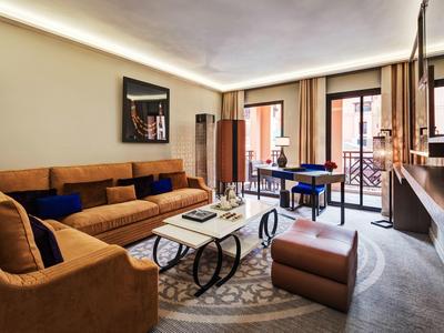 Soggiorno moderno con mobili marroni e accesso a un balcone.