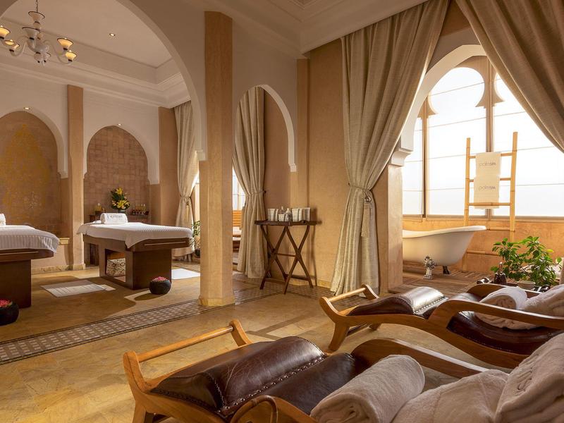 Eleganckie spa z wygodnymi leżakami, ozdobnymi kolumnami i dużą ilością naturalnego światła.