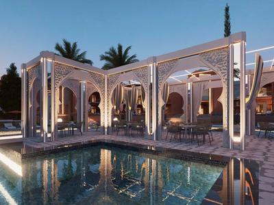 Moderne Hotelterrasse bei Dämmerung mit beleuchteter Lounge am Pool und Palmen im Hintergrund.