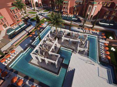 Moderner Hotelpool mit angelegtem Garten, Palmen und Sonnenliegen bei Tageslicht.