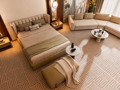 Modernes Hotelzimmer mit Doppelbett, Sofa und Fernseher, warm beleuchtet.