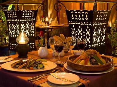 Gemütliches Restaurant mit stilvoll gedecktem Tisch und warmem Licht für Abendessen.