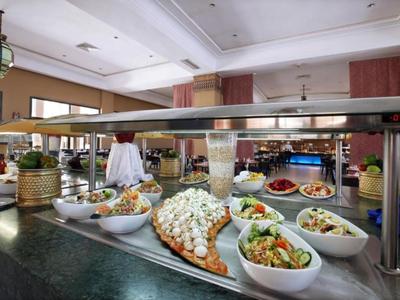 Bufet z różnymi sałatkami i potrawami w restauracji hotelowej.