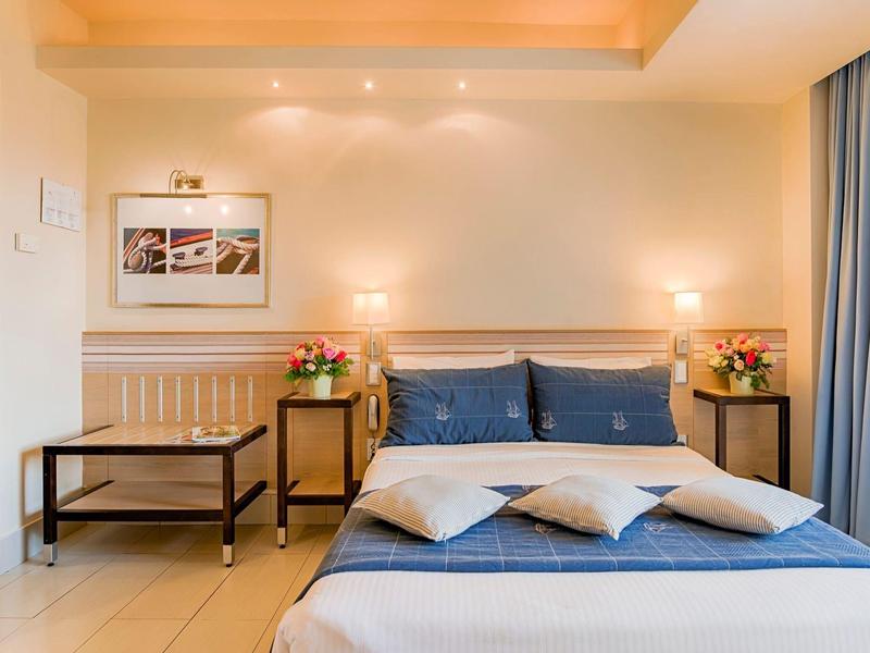 Gemütliches Hotelzimmer mit Doppelbett und modernem Dekor.