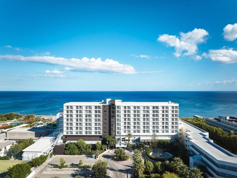 Modernes Hotelgebäude am Meer mit klarem blauem Himmel und Meereshorizont