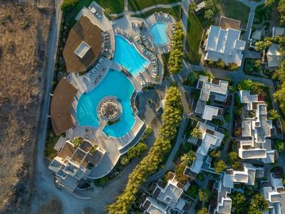 Vista aérea de un complejo con varias piscinas y edificios residenciales cercanos.