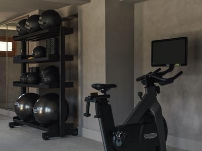 Palestra con cyclette e palle da ginnastica in un hotel.