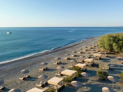 Una spiaggia tranquilla con ombrelloni e mare azzurro sotto un cielo limpido.