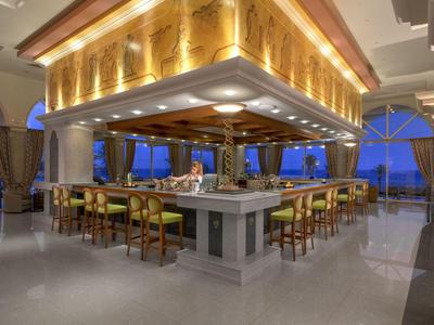 Area bar dell'hotel moderna con bancone alto e sgabelli in un ambiente elegante.