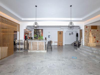 Großer, heller Hotellobbybereich mit Rezeption, Sitzgelegenheiten und modernem Design.