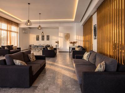 Moderner Lounge-Bereich mit dunklen Sofas und warmem Licht in einem Hotel.