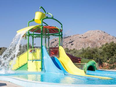 Wasserparkbereich mit bunten Rutschen und einem großen Eimer, der Wasser schüttet.