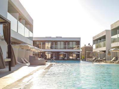 Moderner Hotelpoolbereich mit Liegestühlen und Glasbalustraden bei Sonnenlicht.