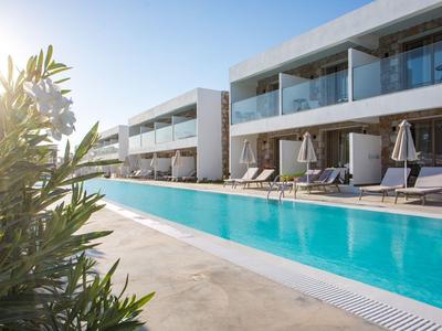 Moderner Hotelpool mit Liegestühlen und Glasbalustraden bei Sonnenschein.