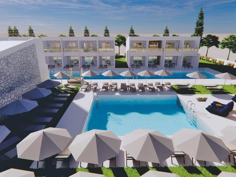 Moderner Hotelpool mit Liegestühlen und Sonnenschirmen in sonniger Umgebung.