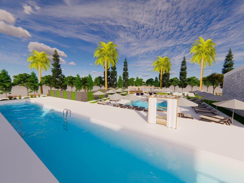 Moderner Außenpool mit Liegestühlen, Palmen und klarem Himmel in einem Hotelresort.