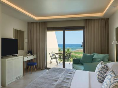 Habitación de hotel moderna con balcón y vistas al mar
