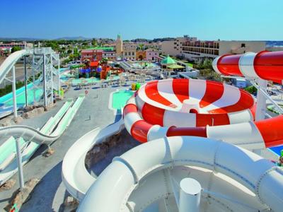 Wasserpark mit großen, bunten Wasserrutschen und vielen Attraktionen an einem sonnigen Tag.