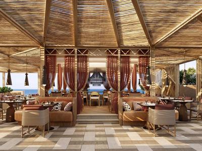 Salon d'hôtel avec toit en bois, sièges confortables et vue sur la mer