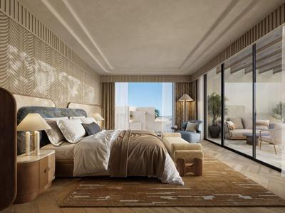 Chambre d'hôtel élégante avec grand lit, moquette et vitrage du sol au plafond donnant sur une terrasse et la mer.