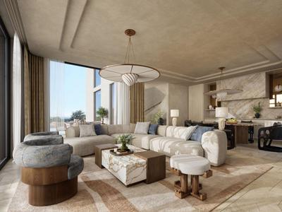 Salon moderne avec grandes fenêtres, canapé beige et mobilier élégant dans une chambre d'hôtel.