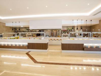 Buffet luminoso y moderno con diferentes comidas en un gran restaurante de hotel.