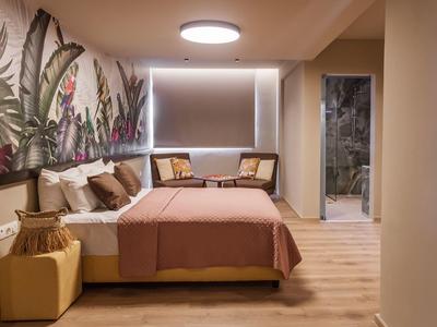 Gemütliches Schlafzimmer mit Doppelbett, braunen Bettdecken, Wandbild und Holzfußboden.