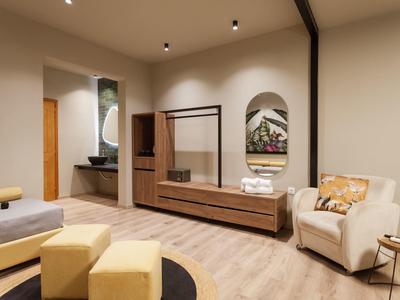 Moderner Wohnraum mit Holzmoebel, beigem Sofa, gelben Hockern und runden Teppich vor Wand mit Spiegel.