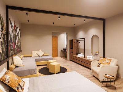 Wohnzimmer mit grauen Sofas, gelben Kissen, rundem Teppich und Holzschrank mit Spiegel.