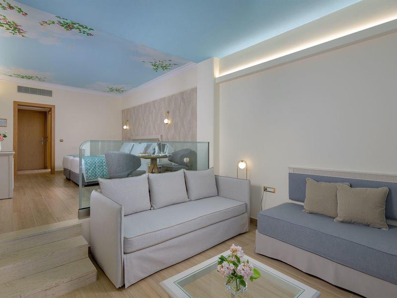 Moderní hotelová hala se stylovými pohovkami, měkkým osvětlením a minimalistickým designem.