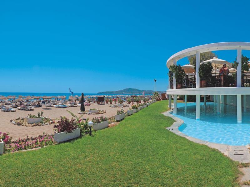 Bar sulla spiaggia di lusso con piscina e lettini vicino al mare soleggiato.