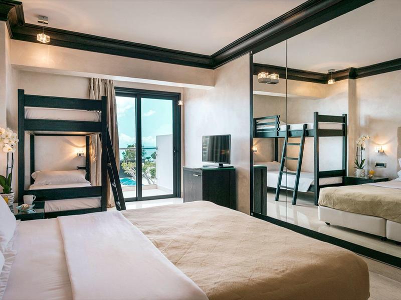 Camera d'hotel elegante con letto grande, balcone e grande armadio con specchio.