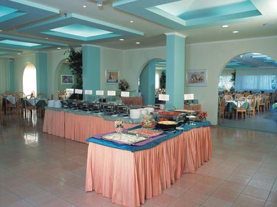 Gran comedor de hotel con buffet y mesas preparadas en una sala luminosa.
