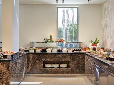 Buffet avec divers plats dans un restaurant d'hôtel moderne avec comptoir en marbre.