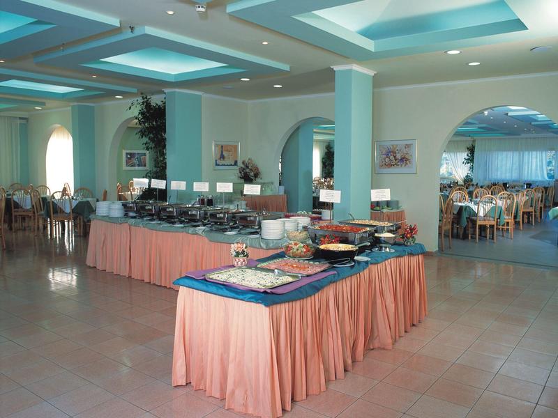 Gran comedor de hotel con buffet y mesas preparadas en una sala luminosa.