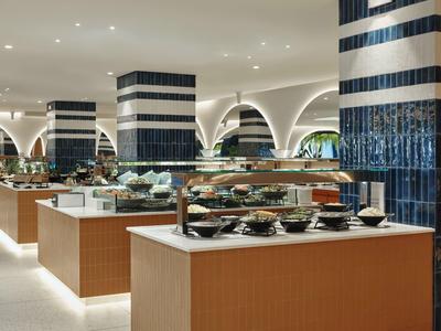 Moderne Hotel-Lobby mit stilvollen Säulen und eleganter Buffet-Anrichtung.