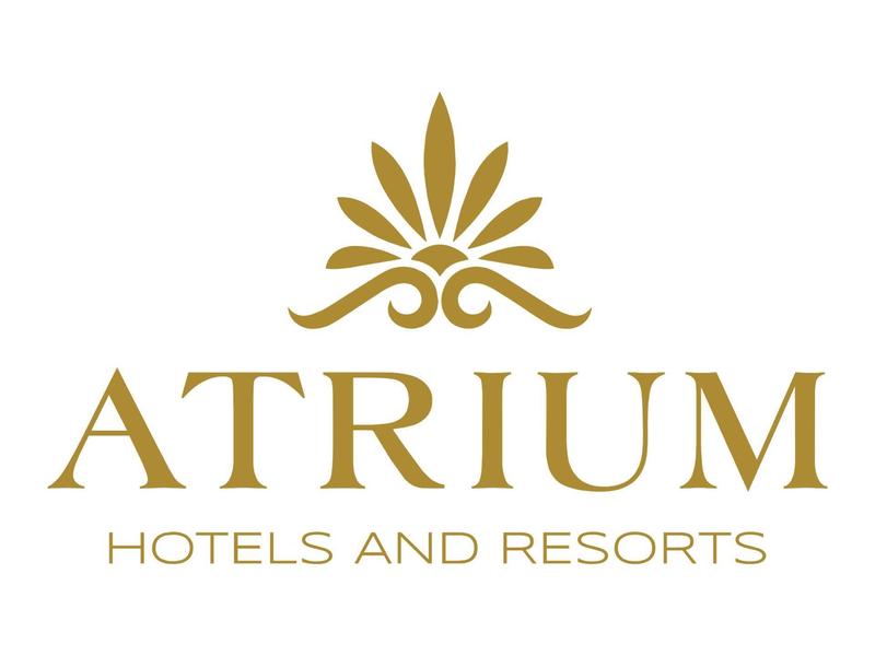 Goudkleurig logo met gestileerd plantenmotief en tekst voor Atrium Hotels en Resorts.