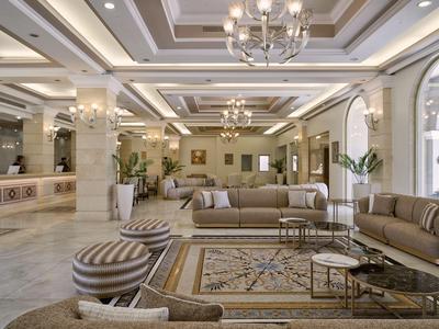 Geräumige Hotel-Lobby mit bequemen Sofas, Teppich und klassischer Beleuchtung.