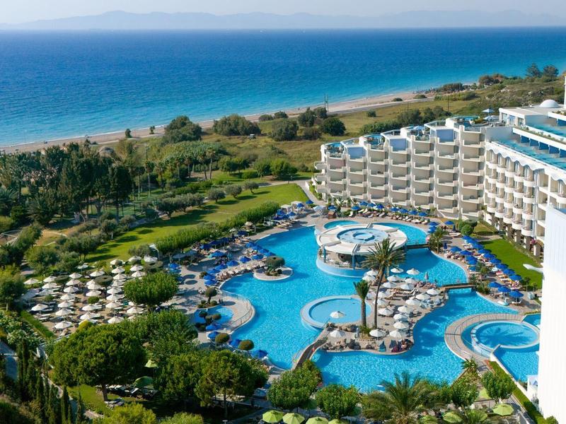 Hotel de lujo con gran piscina y vista al mar