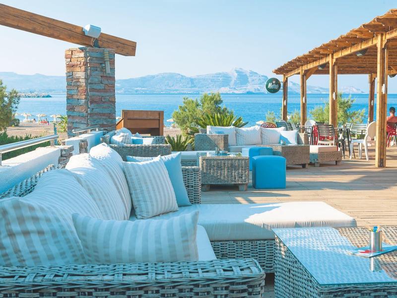 Lounge confortevole con divani imbottiti e vista sul mare su una terrazza dell'hotel.