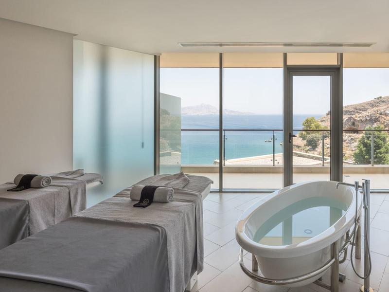 Modernes Spa mit Massagebetten und freistehender Badewanne mit Meerblick.