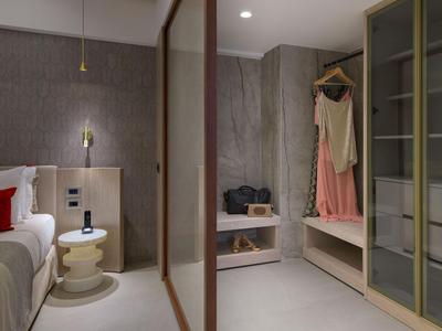 Moderner Hotelzimmerschrank mit sanfter Beleuchtung und eleganter Einrichtung.