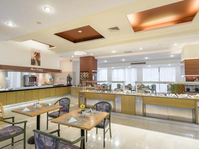 Buffet per la colazione moderno e luminoso con area salotto e grande finestra