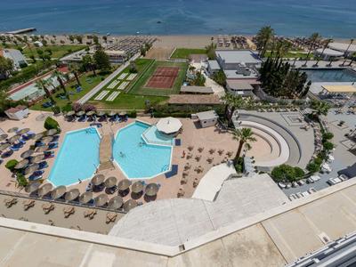 Hotel con area piscina, terrazza solarium e vista sulla spiaggia e sul mare.