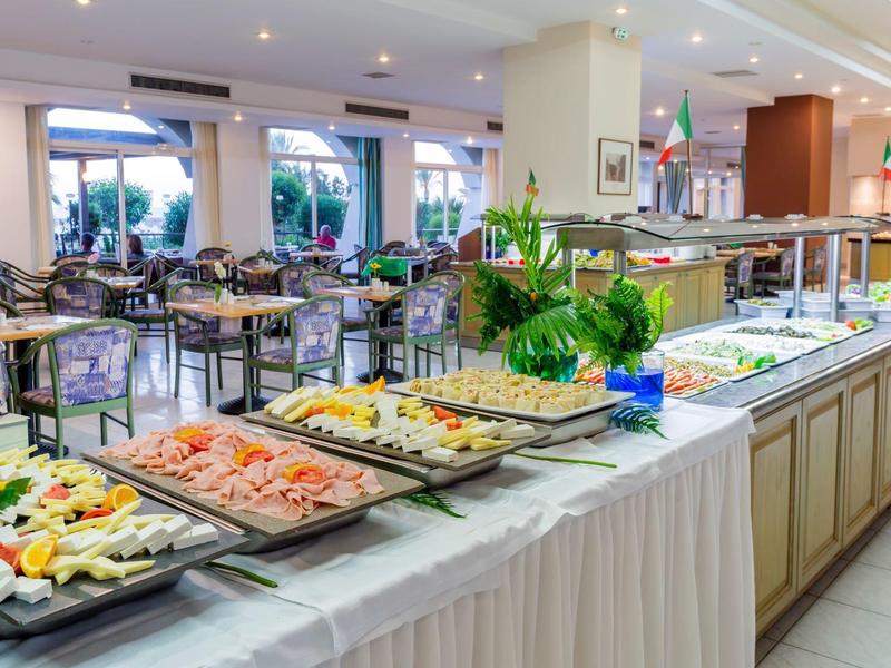 Buffet con vari piatti freddi in un ristorante luminoso.