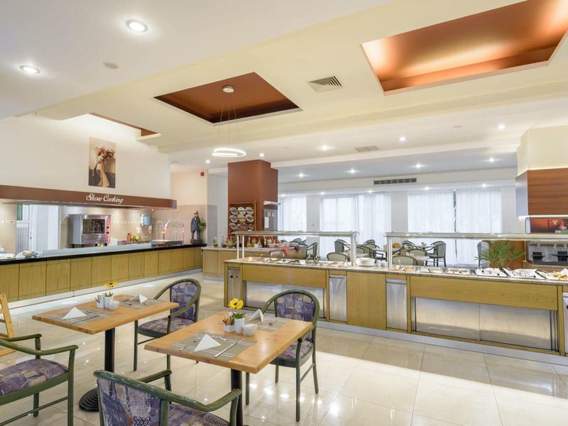 Buffet per la colazione moderno e luminoso con area salotto e grande finestra