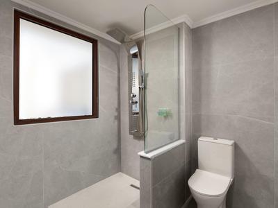 Modernes Badezimmer mit Dusche, Glaswand, weißem WC und großem Fenster mit Sichtschutz.