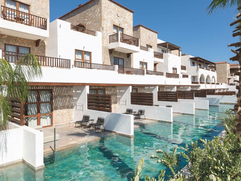 Hotel con camere e accesso diretto a una piscina con tempo soleggiato