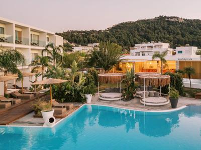 Moderner Hotelpool mit gemütlichen Sitzbereichen und tropischer Umgebung am Abend.